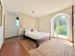 5 habitaciones, escritorio y tabla de planchar con plancha 