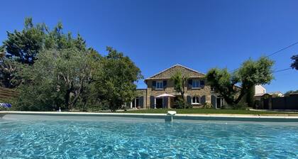 La Bergerie de Suze: Demeure de charme avec piscine chauffée et jardin clÎturé