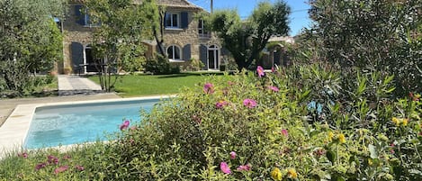 Alberca al aire libre y alberca climatizada