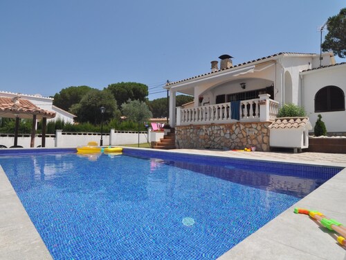 Pirineu: Maison dans un quartier calme avec un grand jardin et piscine privée