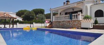 Pirineu: House en a quiet area with a large garden ans private pool