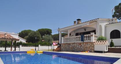 Pirineu: Maison dans un quartier calme avec un grand jardin et piscine privée