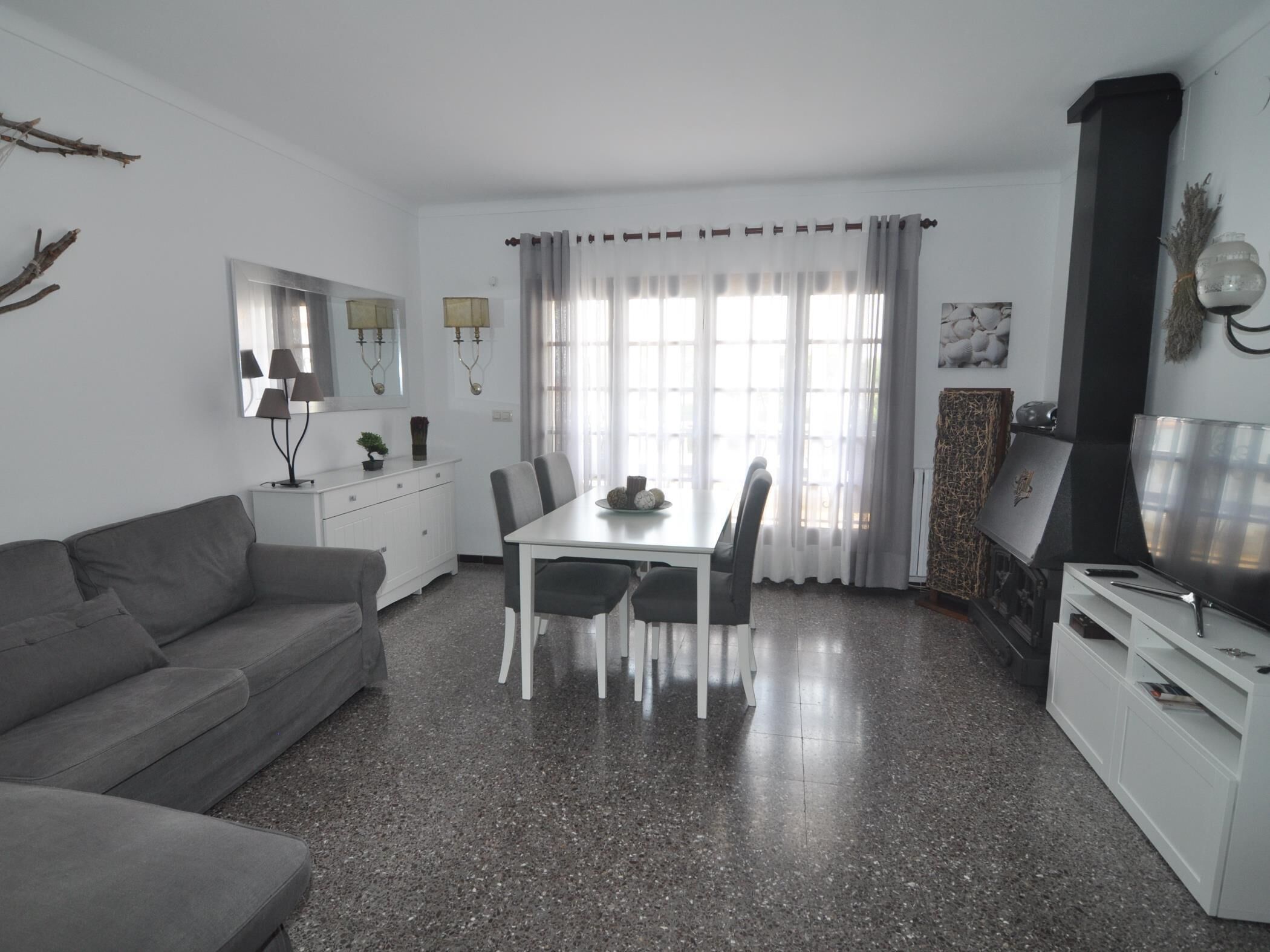 Una televisión, una chimenea