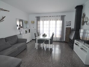 Televisión y chimenea 