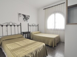 3 bedrooms, iron/ironing board, internet