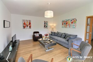 Tv, pejs, dvd-afspiller, bøger