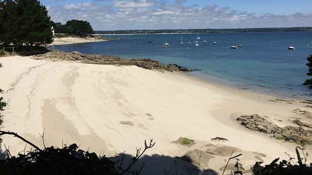 A beach with a clear sky, sandy shore, and boats in the water. - Ma Maison à La Mer, Fouesnant, Brittany (Fouesnant)