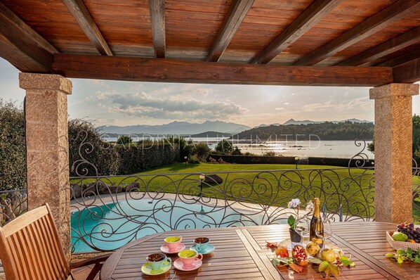 Outdoor dining - Villa Danza dei Fenicotteri: with private pool and close to the beach. (San Teodoro)