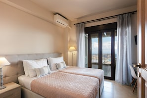 5 habitaciones, escritorio y tabla de planchar con plancha