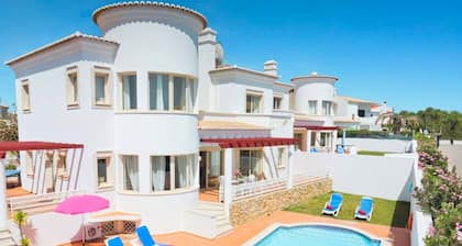 Villa w/ heatable pool & sea view in Galé