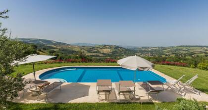 Villa del Cucco, country house with pool near Fossombrone, 30 minutes from the Adriatic coast