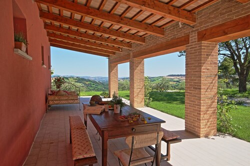 Villa del Cucco, country house with pool near Fossombrone, 30 minutes from the Adriatic coast