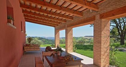 Villa del Cucco, country house with pool near Fossombrone, 30 minutes from the Adriatic coast