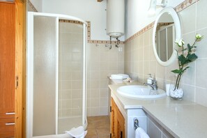 Shower, hair dryer, towels - VILLA BENNASAR - RUSTIC STAY (Pollensa)