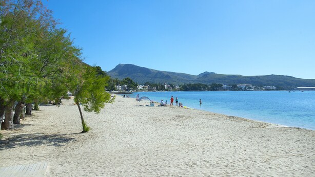 A beach with a clear sky, a few people, and a mountain in the background. - VILLA BENNASAR - RUSTIC STAY (Pollensa)