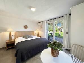 6 bedrooms, iron/ironing board, Internet