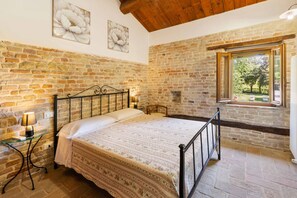 5 bedrooms, iron/ironing board, WiFi, wheelchair access