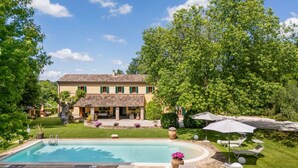 A villa with a swimming pool, outdoor seating, and lush greenery. - Villa delle Vigne, villa with large garden and pool, close to the Adriatic coast (Pesaro)