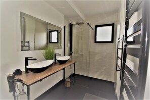 Baignoire, baignoire à remous, séchoir à cheveux, serviettes fournies