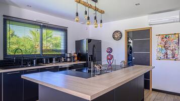 Geladeira, micro-ondas, fogão, cooktop