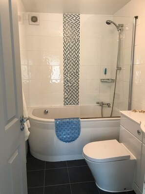 Ensemble baignoire-douche, séchoir à cheveux, serviettes fournies