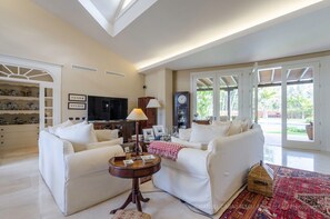 Televisie en een open haard