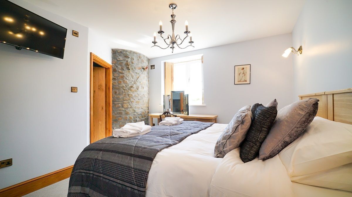 10 bedrooms, iron/ironing board, free WiFi, bed sheets