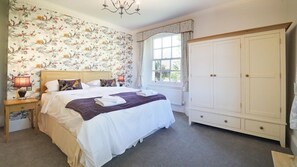 10 bedrooms, iron/ironing board, free WiFi, bed sheets - Large holiday home, 10 en-suite rooms, indoor pool, tennis court & hot tub. (Bishops Lydeard)