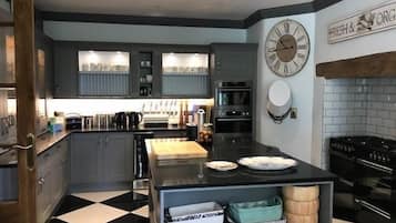 Kühlschrank, Mikrowelle, Ofen, Geschirrspüler