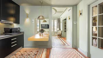 Fridge, microwave, stovetop, dishwasher