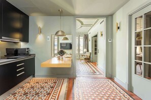 Kühlschrank, Mikrowelle, Herdplatte, Geschirrspüler