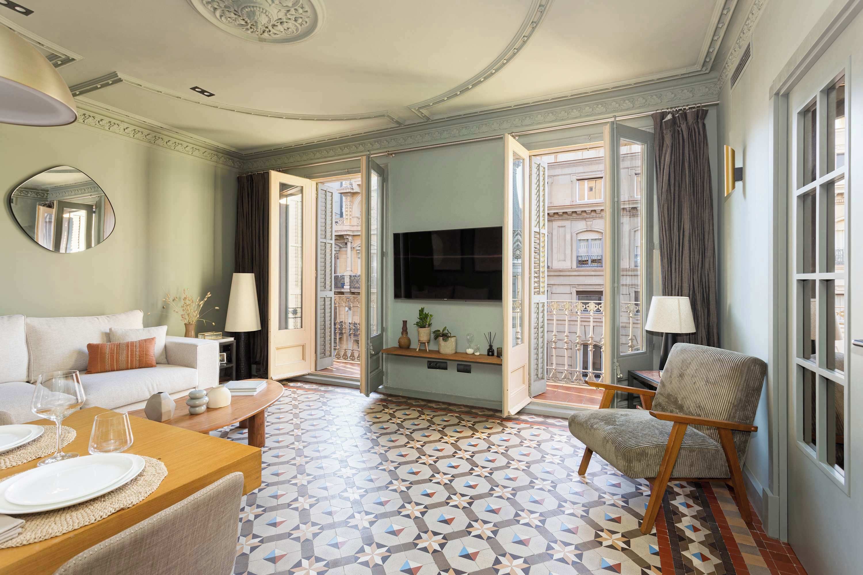 Fernseher, DVD-Player, Bücher, Arbeitsbereiche