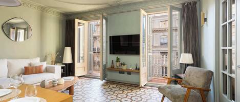 Fernseher, DVD-Player, Bücher, Arbeitsbereiche