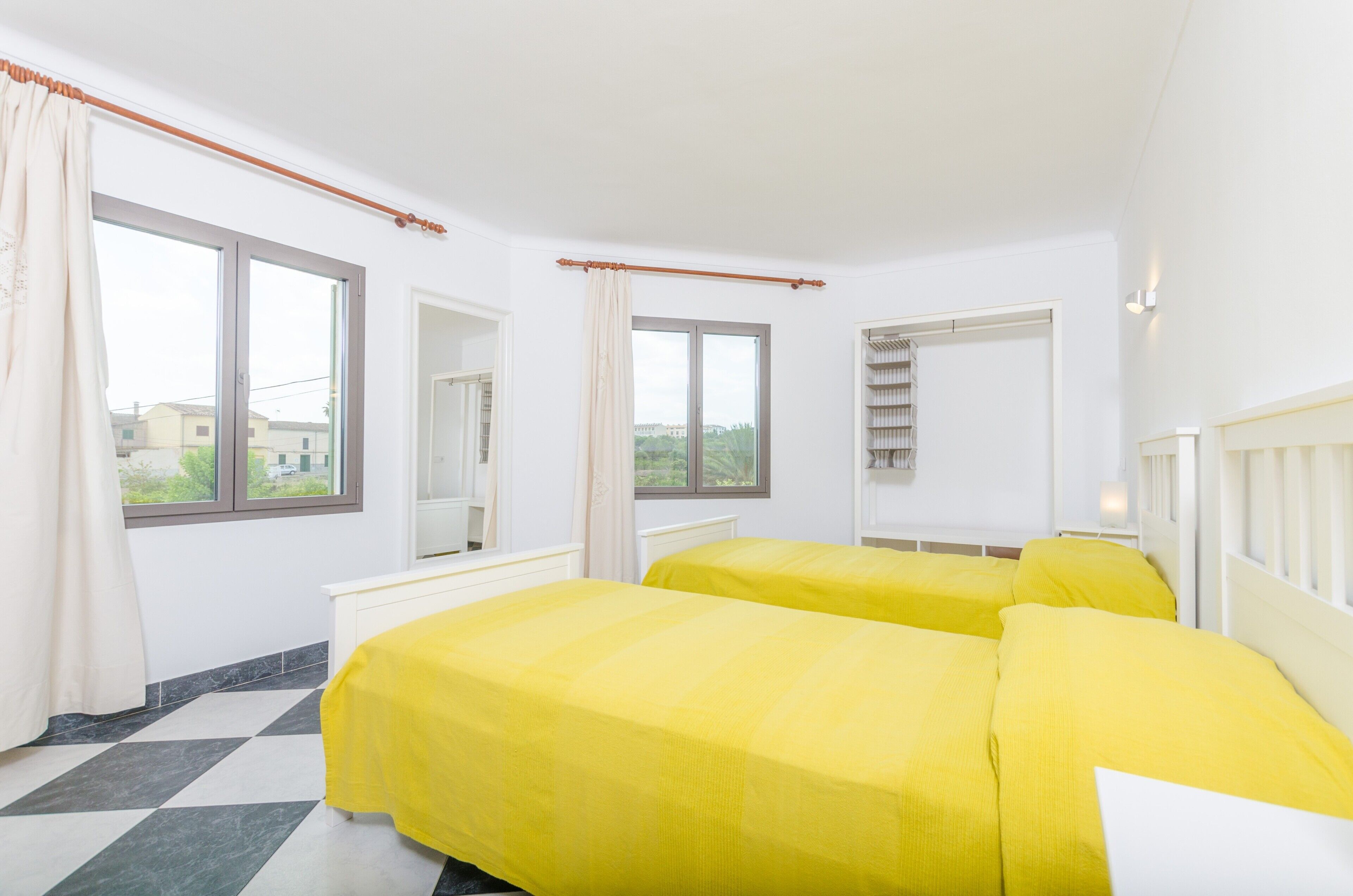 4 bedrooms, iron/ironing board, WiFi (free), bed sheets