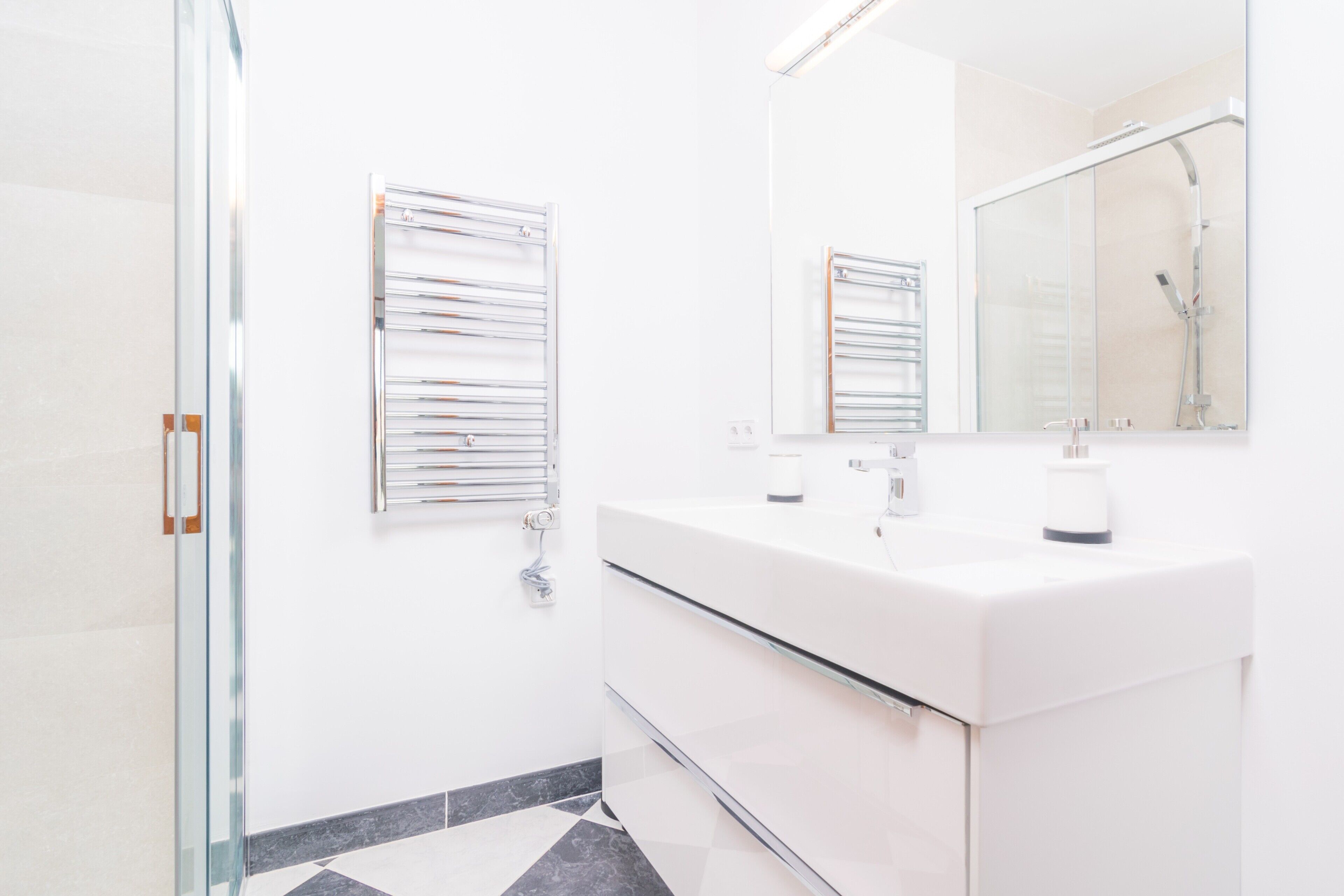 Een douche, een haardroger, een bidet, handdoeken
