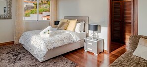 4 habitaciones, tabla de planchar con plancha, wifi y ropa de cama 