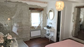 3 chambres, fer et planche à repasser, Wi-Fi, draps fournis