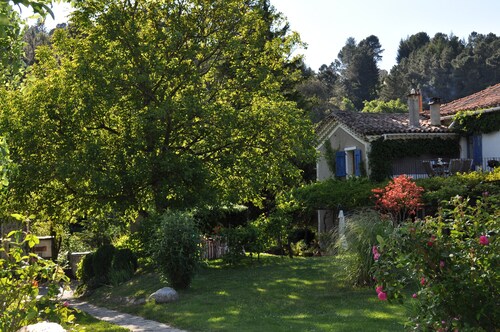 Gîtes in 18th century house with pool and garden, river
