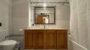 Bathtub, towels