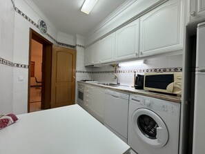 Kühlschrank, Mikrowelle, Ofen, Geschirrspüler