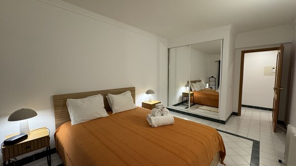 Iron/ironing board, free WiFi, bed sheets