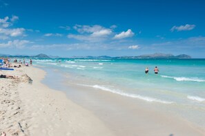 Una spiaggia nelle vicinanze