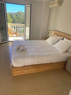 5 chambres, coffres-forts dans les chambres, bureau