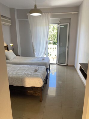 5 Schlafzimmer, Zimmersafe, Schreibtisch, Bügeleisen/Bügelbrett