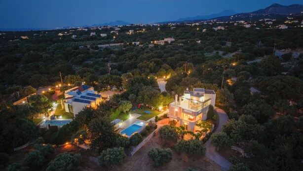 Zona residenziale con case, piscina e pannelli solari.