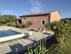 Een buitenzwembad en een verwarmd zwembad