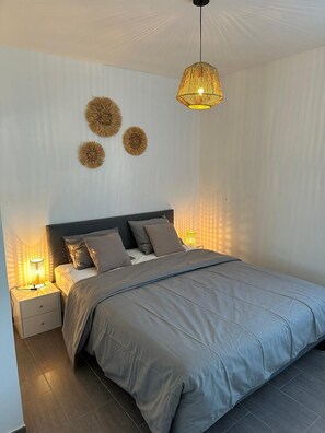 4 slaapkamers, een strijkplank/strijkijzer, reisbedje, gratis wifi