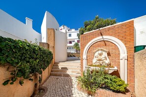 Property grounds - Modern downtown apartment [28] (Lagos)