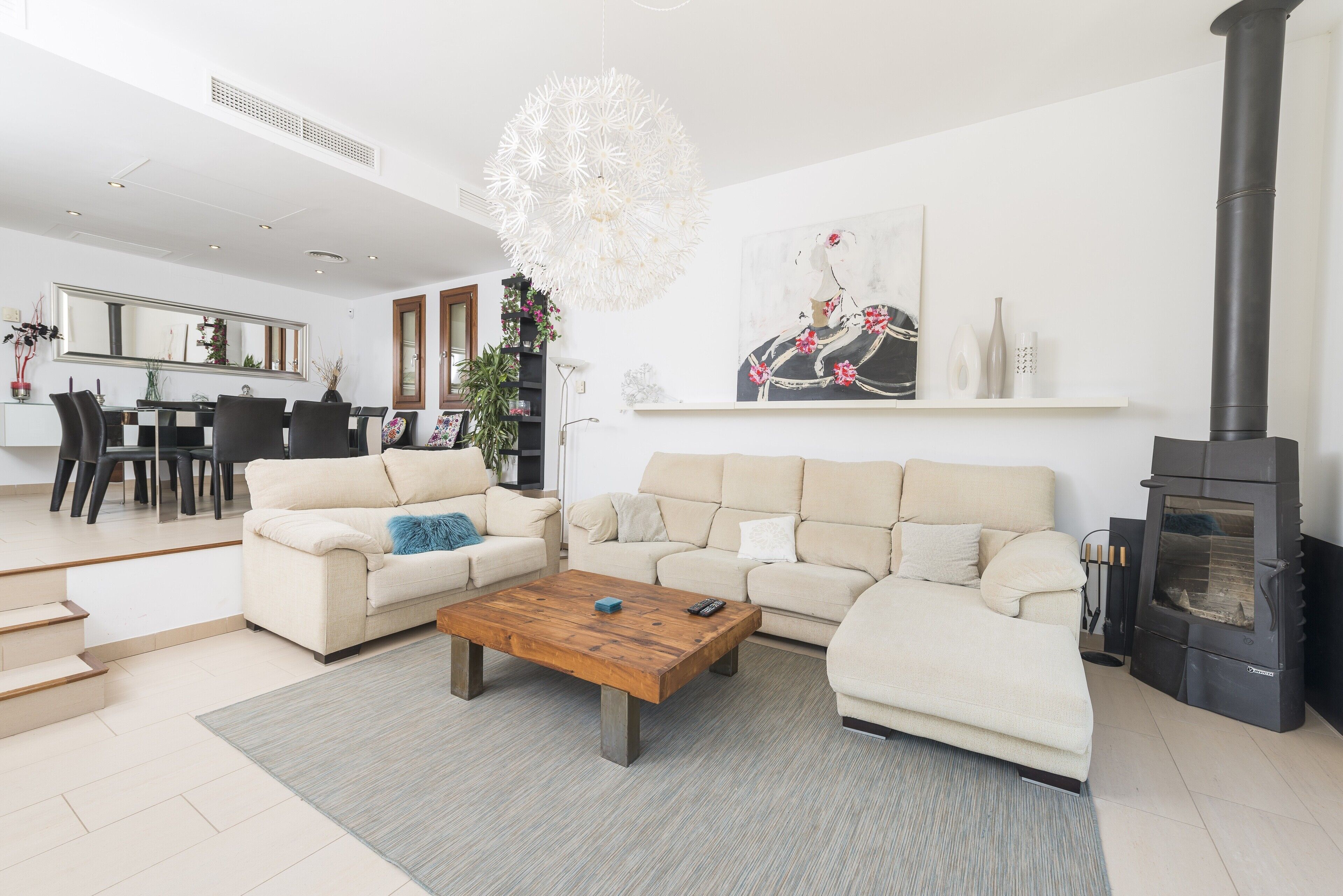 Télévision, cheminée, lecteur de DVD