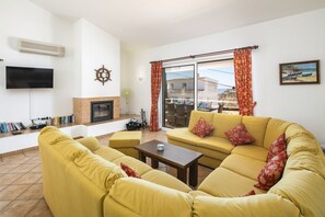 TV, fireplace, foosball, stereo